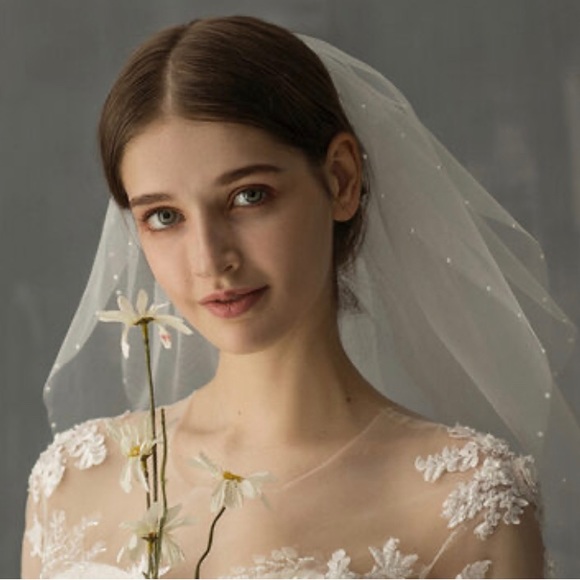 2-tier ivory shoulder veil - Picture 5 of 8